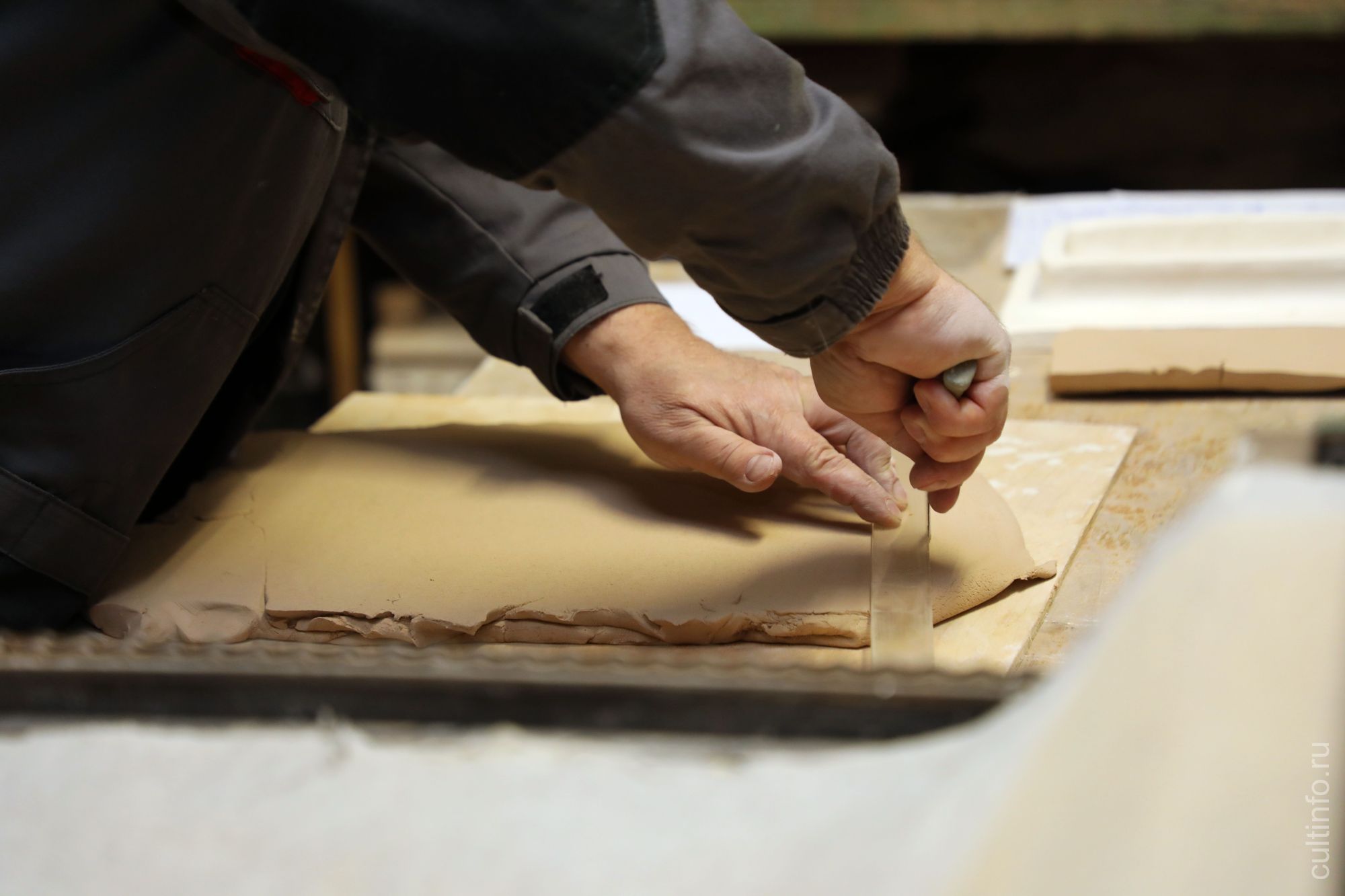 Процесс изготовления изразца в мастерской Владимира Холщагина