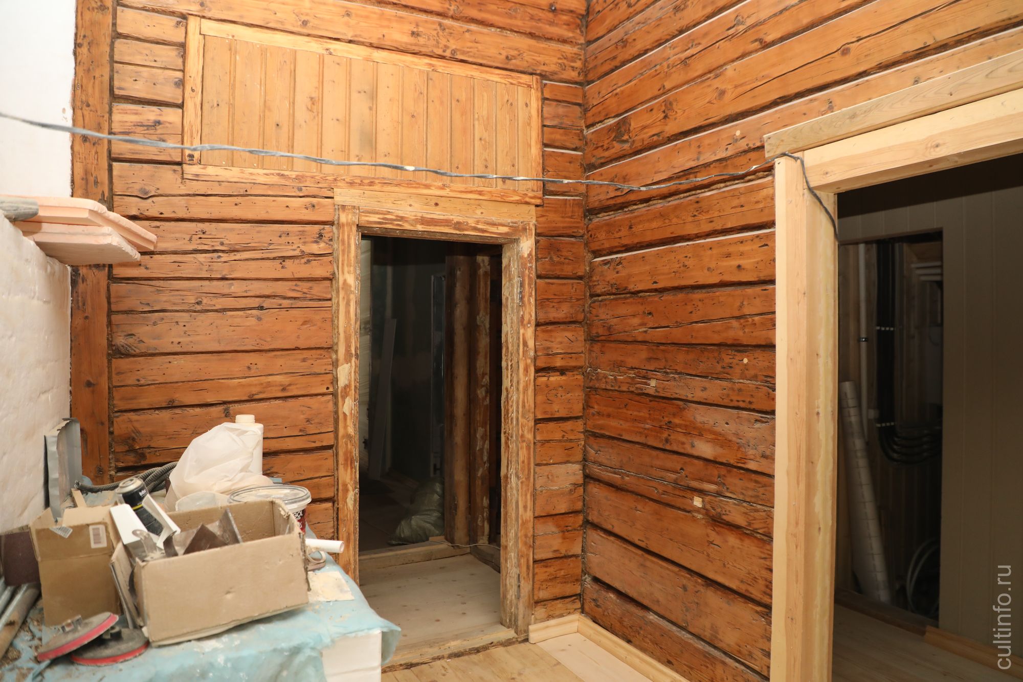 Над дверью в определенный период жизни дома были сделаны окна. Вероятно, нужно было больше света.Дом на Кирова, 33