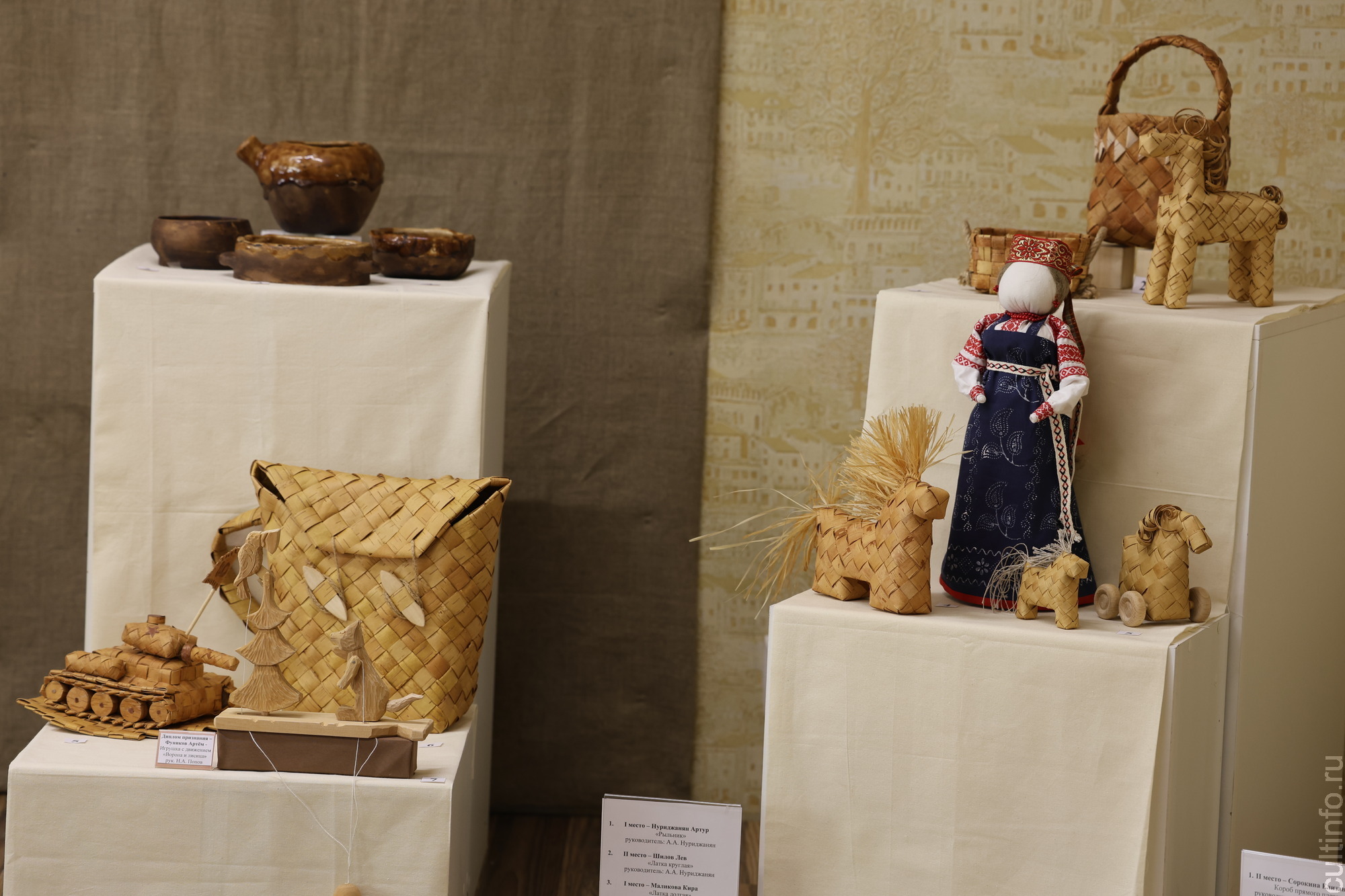 В центре «Резной палисад» представлены лучшие работы юных мастеров – участников традиционного конкурса «Козуля»