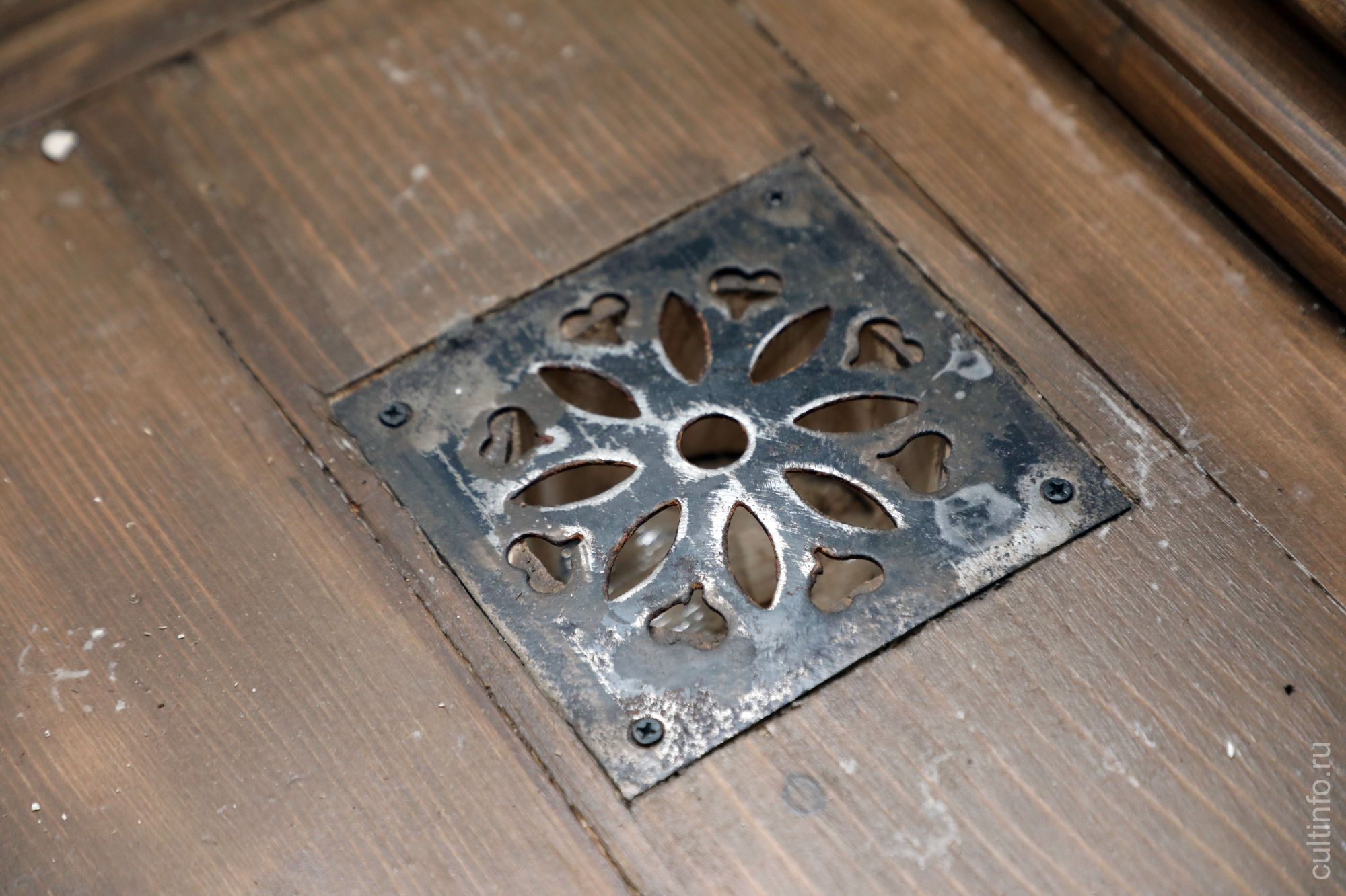 Историческая система вентиляции полов, которая обеспечивала проветривание внутреннего пространства перекрытия во избежание гниения материалов и поражения грибком.