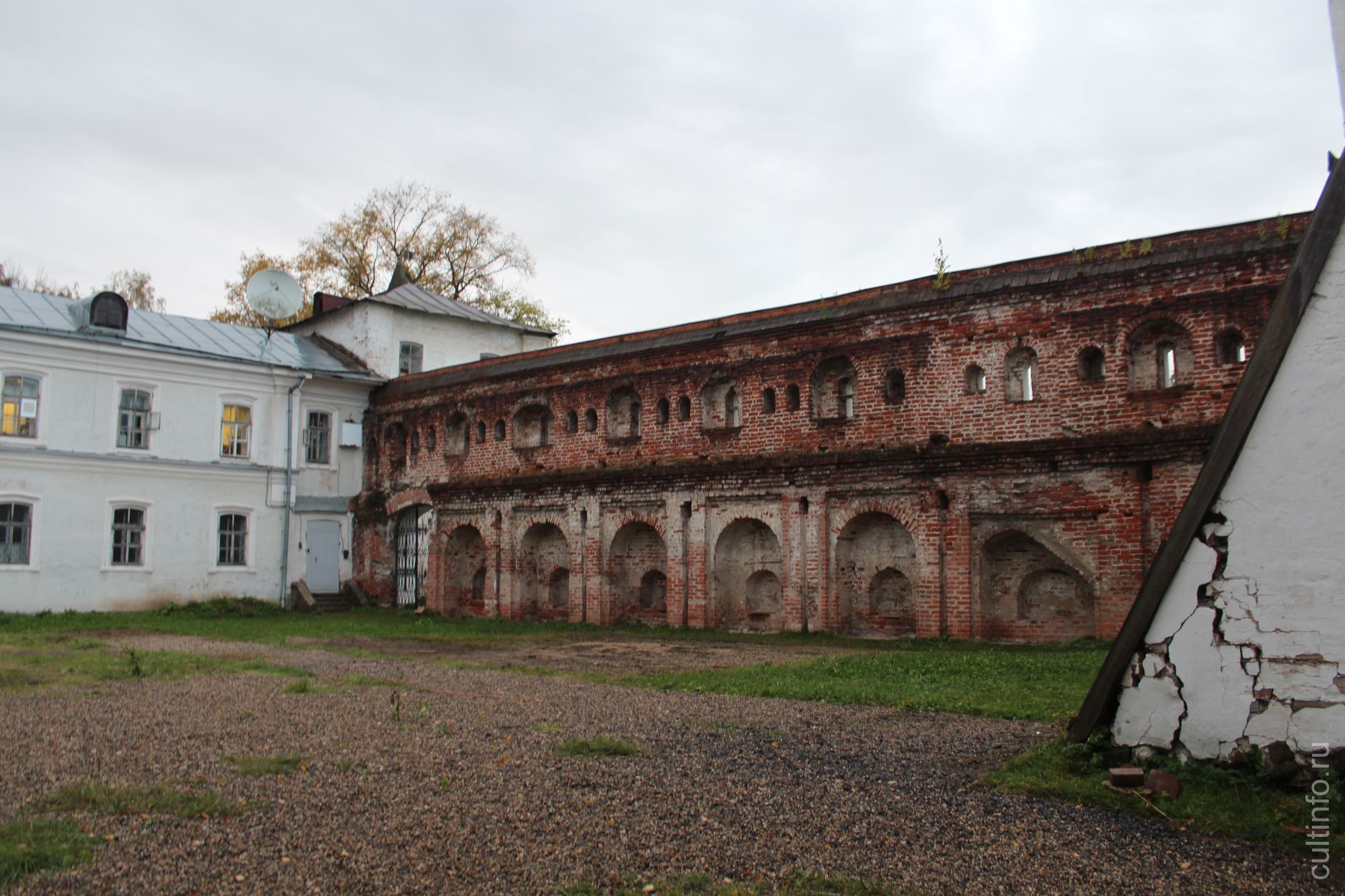 Восточная стена
