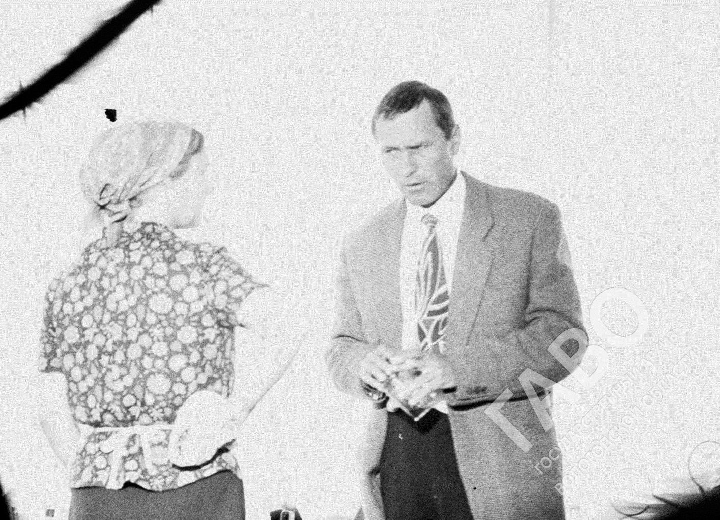 Кинорежиссер, актер В. М. Шукшин и участники съемочной группы во время работы над фильмом «Калина красная» в Белозерске. Фото. 1973 г. Из фондов ГАВО