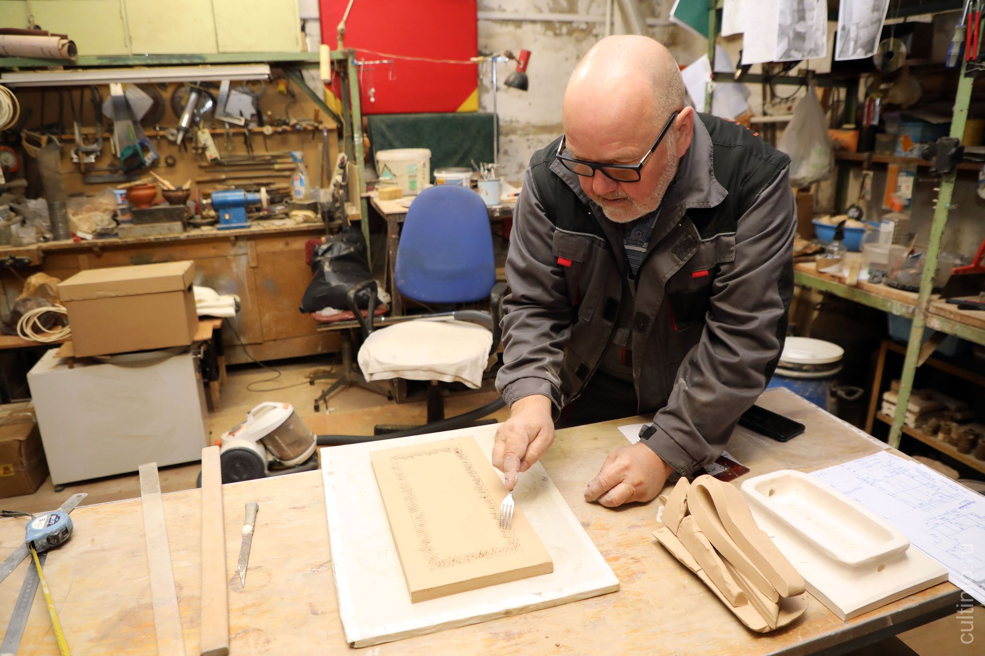 Процесс изготовления изразца в мастерской Владимира Холщагина