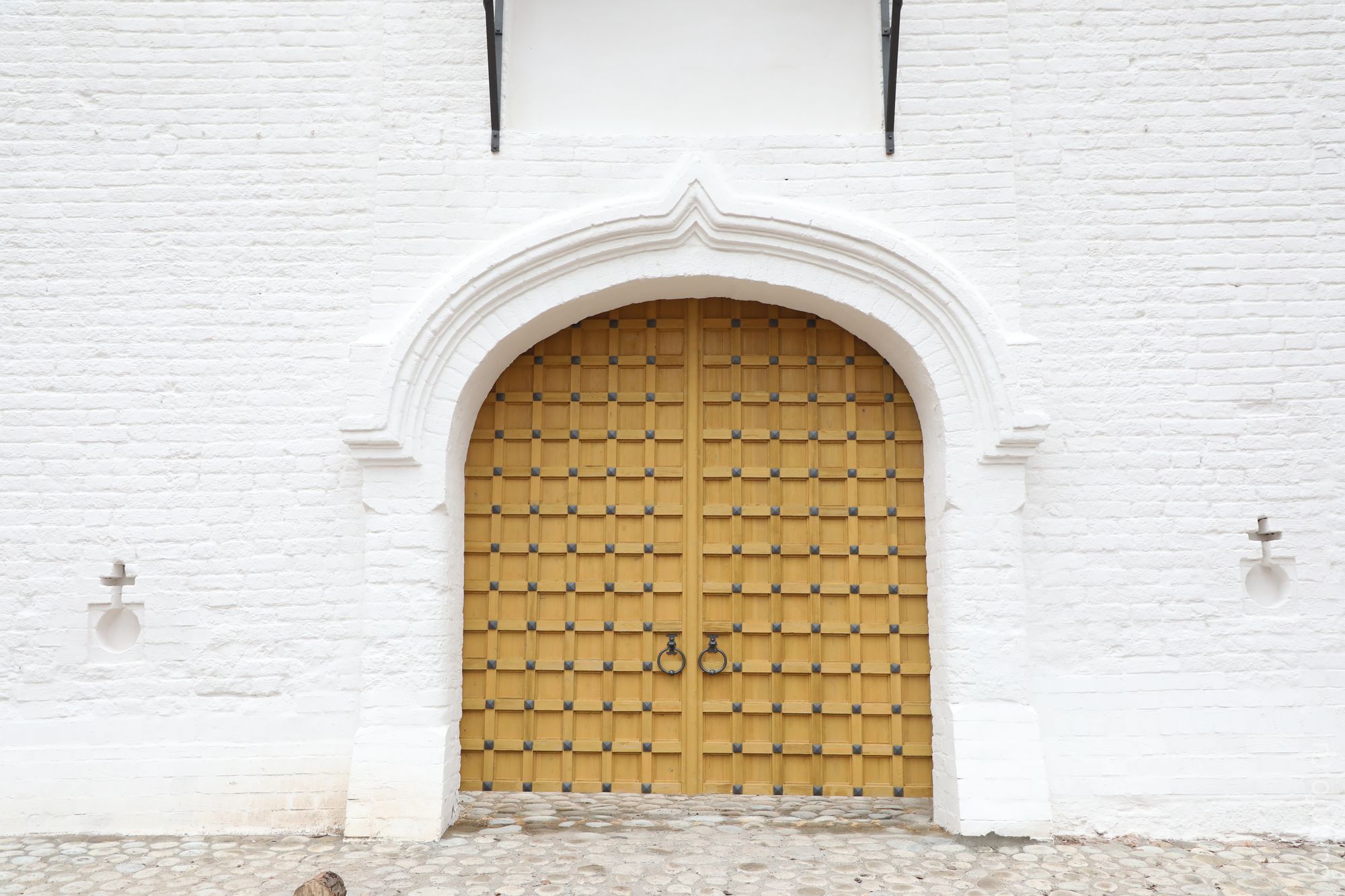 Пятницкая башня. Ворота, выходящие на проспект Победы