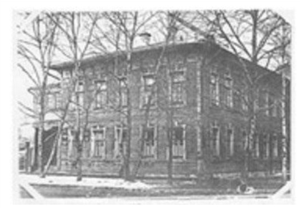 Дом, в котором жил Владимир Альберти. В советское время там располагалась детская больница. Угол Козлёнской и Галкинской. Фото сделано в 1966 году врачом нефрологом детской больницы Валентиной Константиновной Буглак. 