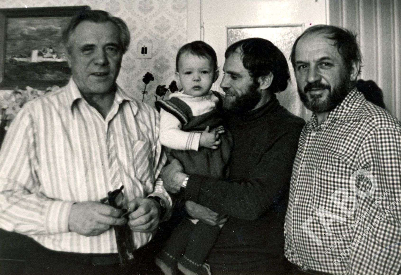 В.П. Астафьевой с внучкой Полиной, оператором А.Д. Заболоцким и актером Л.К. Дуровым. Вологда. 1984 г. Из фондов ГАВО