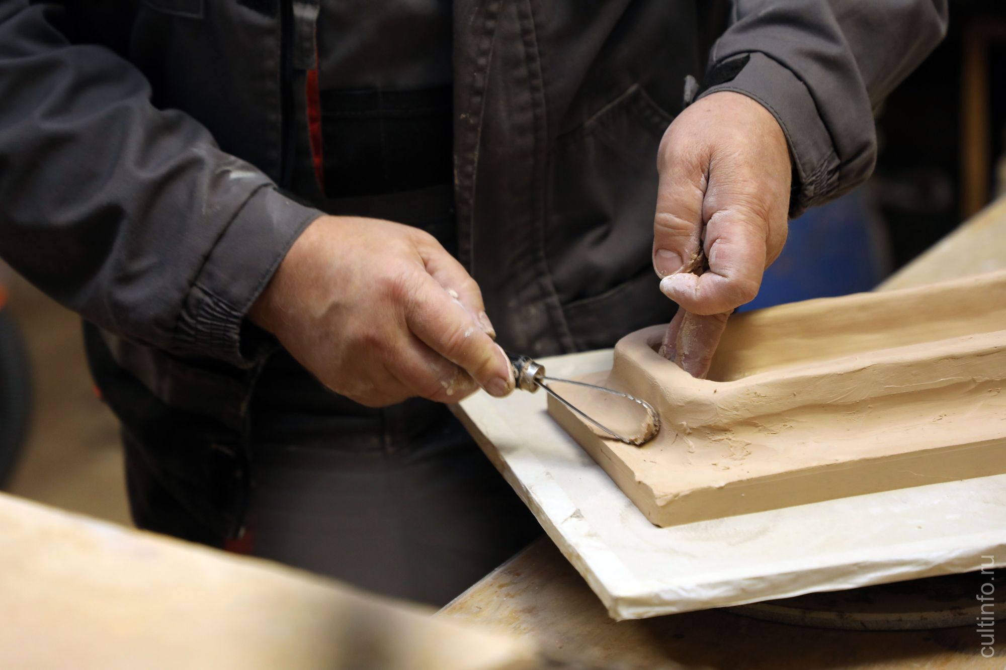 Процесс изготовления изразца в мастерской Владимира Холщагина