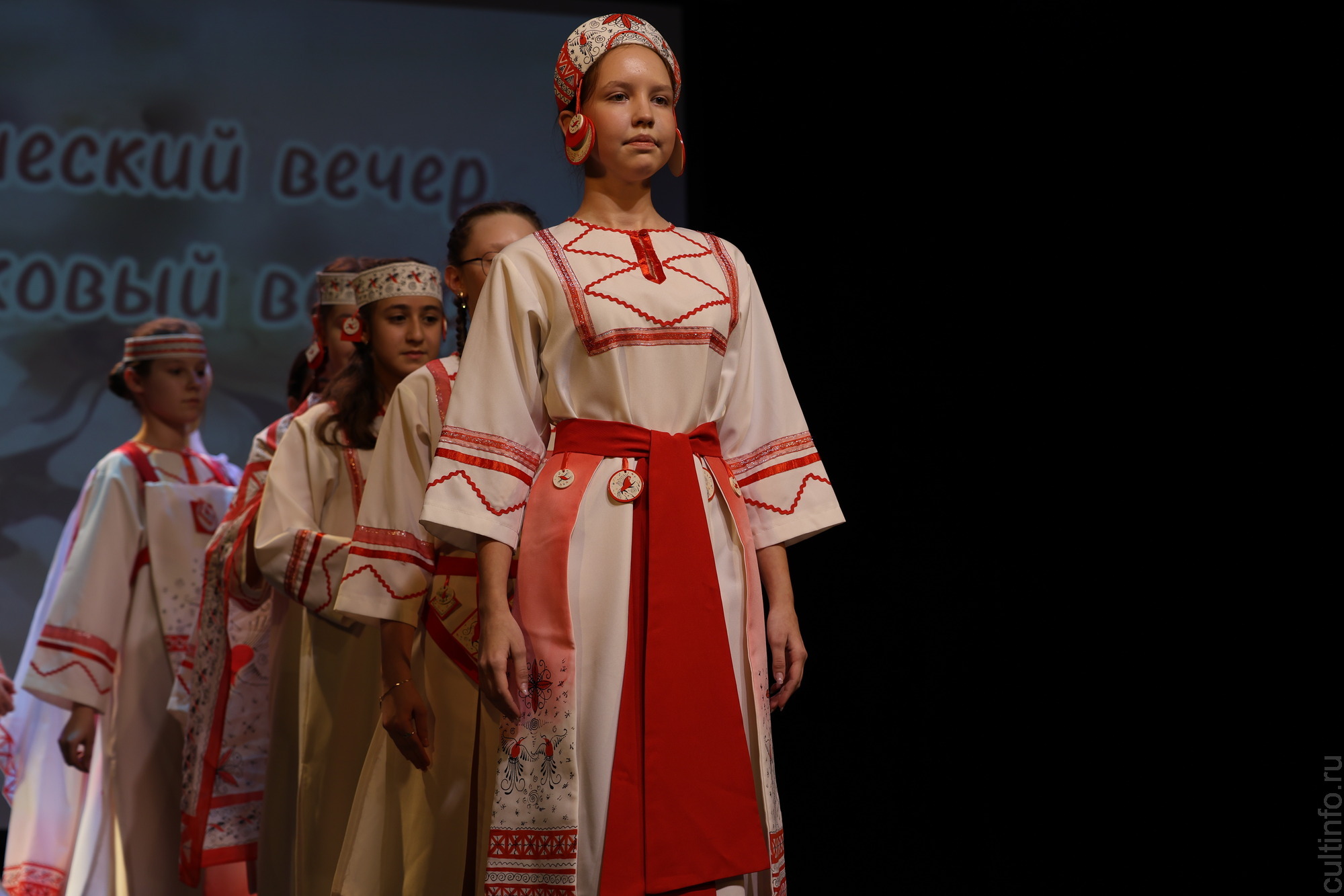 Яркое настроение создал творческий вечер «Шелковая симфония» Романа Захарова