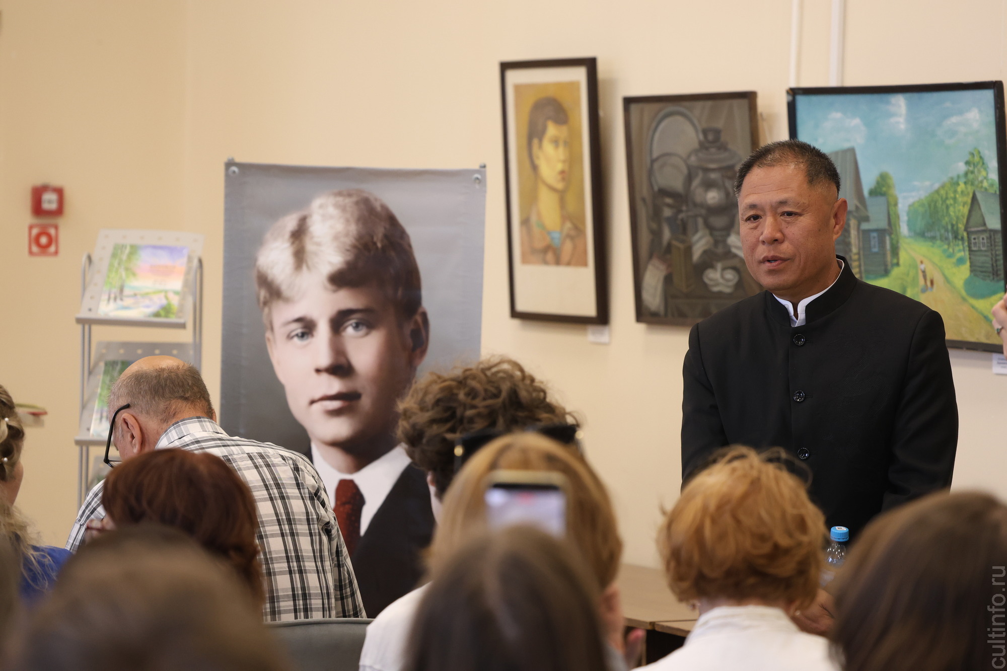 В Вологодской областной универсальной библиотеке свою книгу «Поэзия С. Есенина. Китайский перевод в стиле классической поэзии с комментариями» представил филолог-русист  Сюй Сяодун