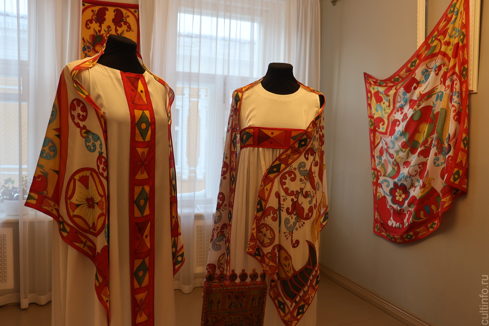 Борецкую роспись на шелке увидят вологжане в Центре ремесел