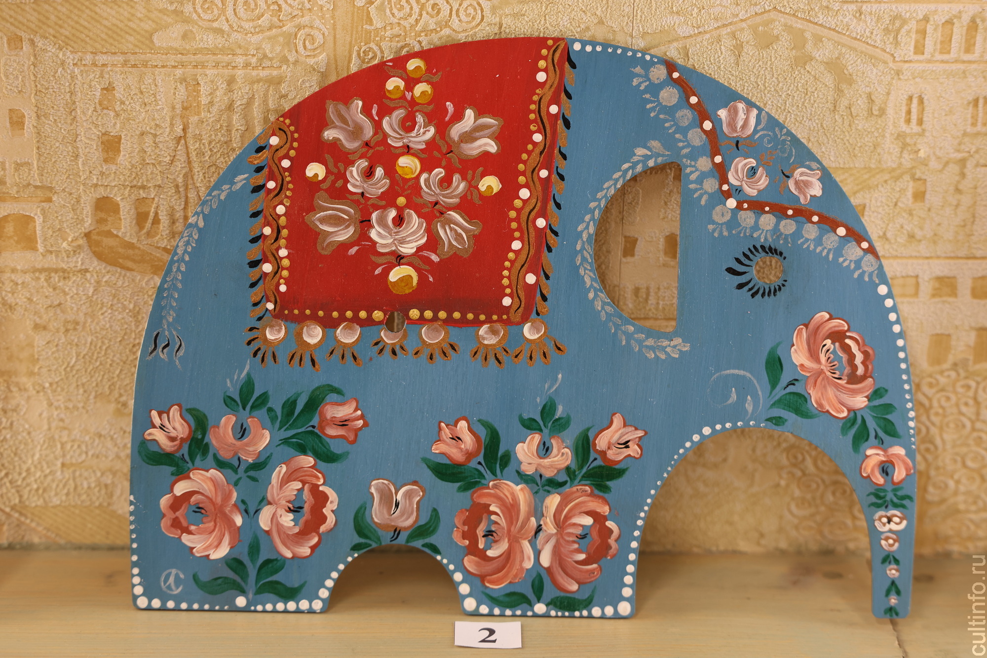 В центре «Резной палисад» представлены лучшие работы юных мастеров – участников традиционного конкурса «Козуля»