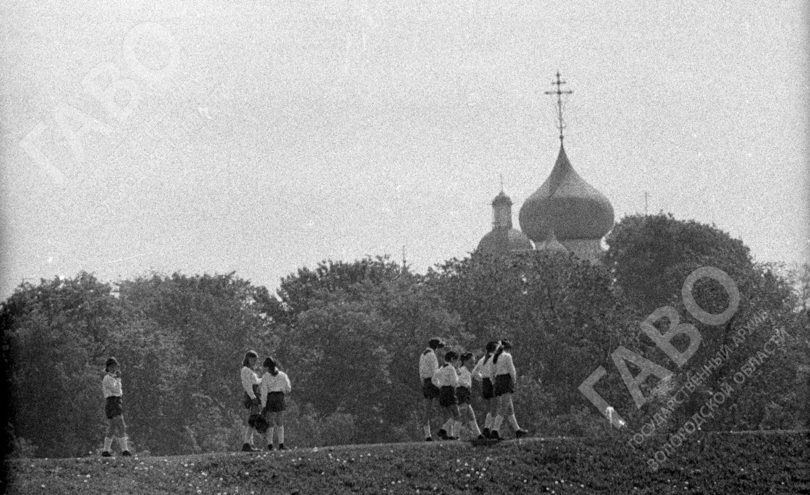 Кинорежиссер, актер В. М. Шукшин и участники съемочной группы во время работы над фильмом «Калина красная» в Белозерске. Фото. 1973 г. Из фондов ГАВО