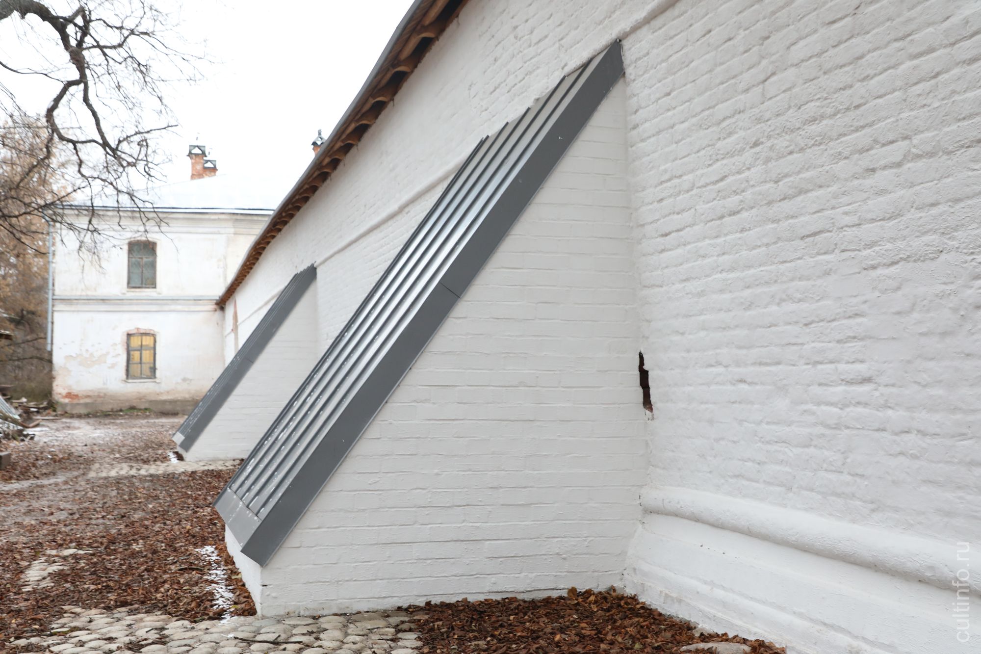 Северная стена. Отреставрированные контрфорсы XIX века